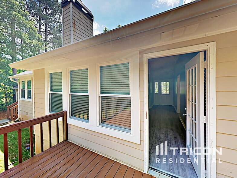 Building Photo - 105 Peach Pointe Dr