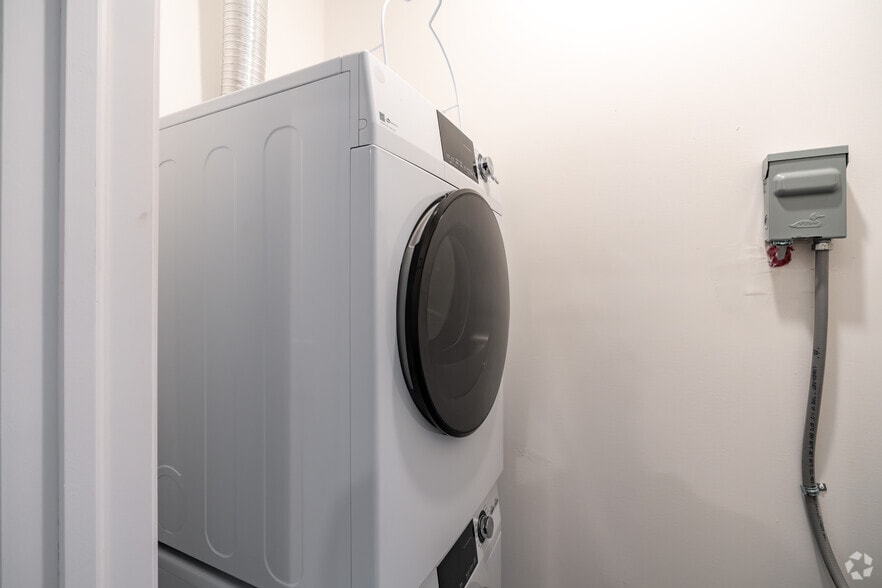 1BR, 1BA - 600SF - In Unit Laundry - The Alexandrine