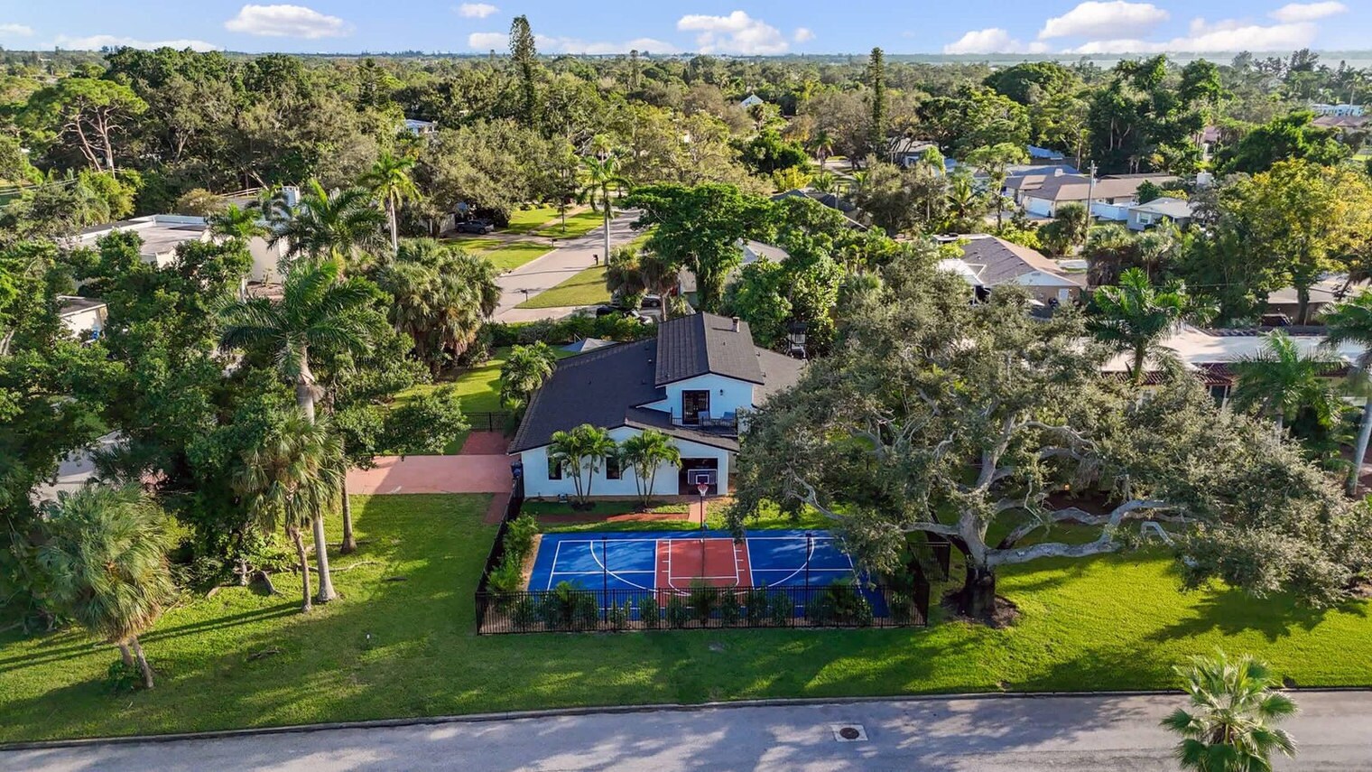 Building Photo - 612 Montezuma Dr