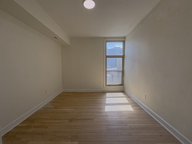 Building Photo - 1936 Green St