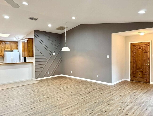 Building Photo - 305 E Mescalero Rd