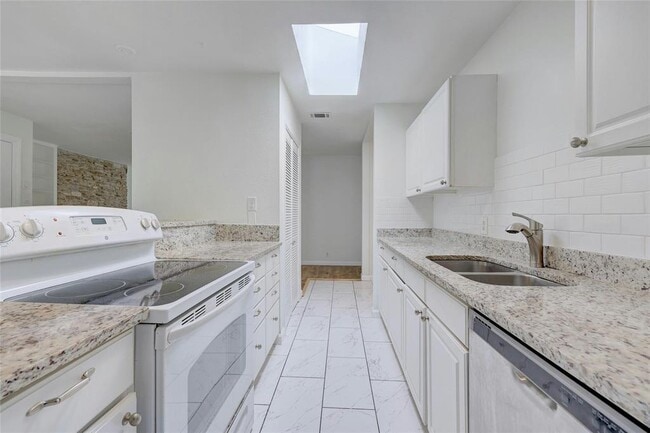 Building Photo - 8835 Tallwood Dr