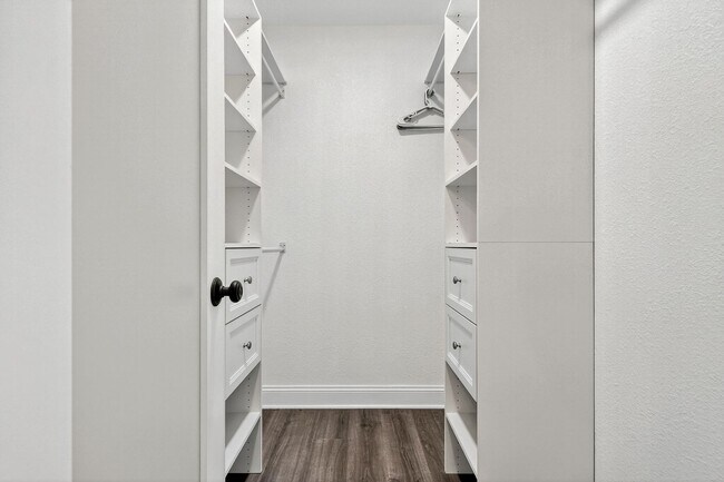 Building Photo - Two Bedroom Townhome W/ Garage!