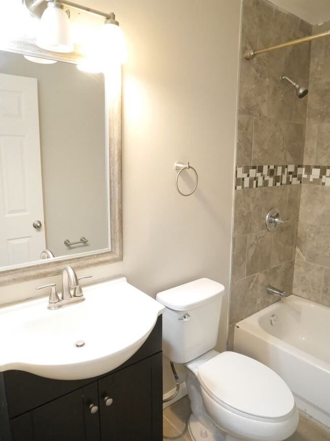 Building Photo - Move in Ready Townhouse!