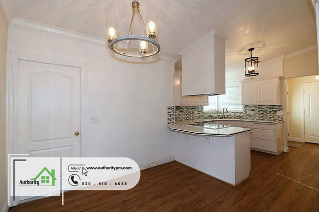 Building Photo - 256 Newport Dr