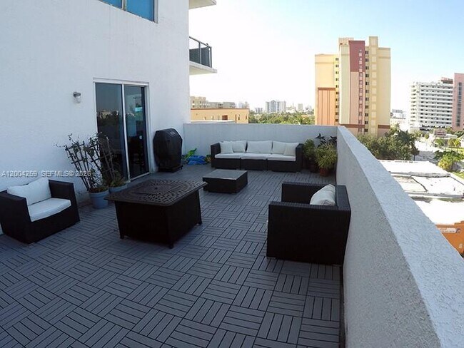 Building Photo - 10 SW South River Dr