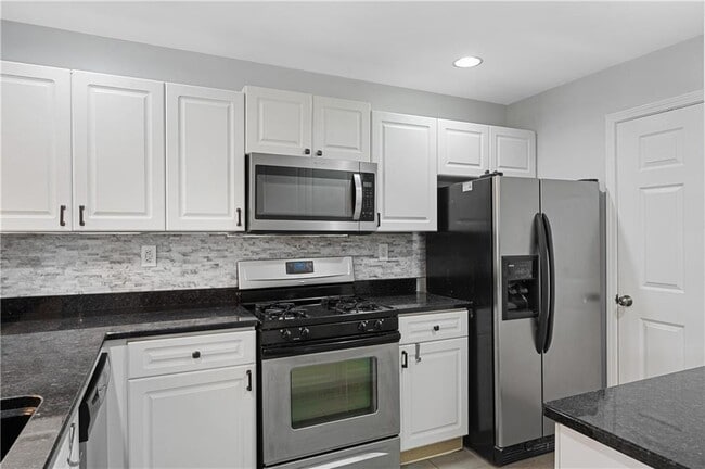 Building Photo - 220 Renaissance Pkwy NE