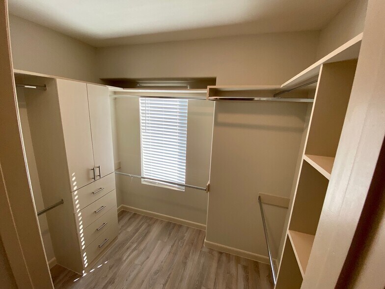 Building Photo - 1021 E La Cantera Ave