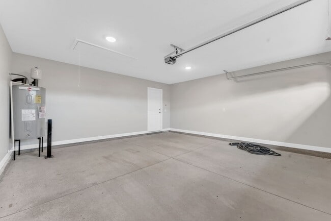 Building Photo - Modern 3-Bedroom Home with Granite Counter...