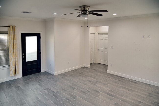 Building Photo - 5046 Van Fleet St