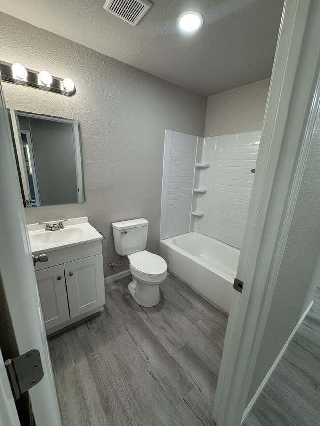 Building Photo - Now Available – Renovated 2 Bed / 1 Bath A...
