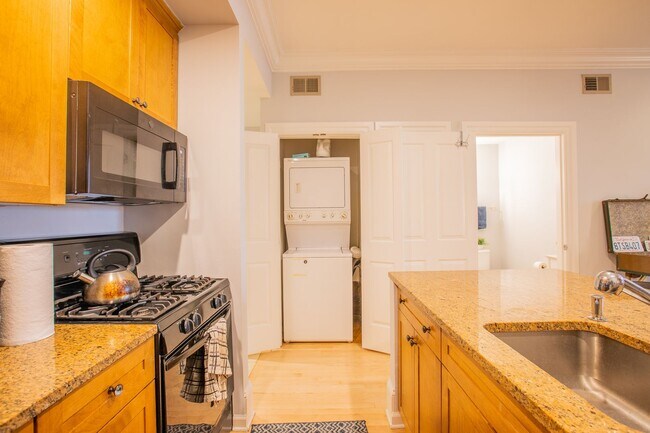 Building Photo - Amazing 1 BR/1 BA Condo in Dupont Circle!