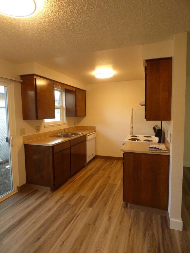 Building Photo - 1160-1180 18th St SE Salem, OR 97302