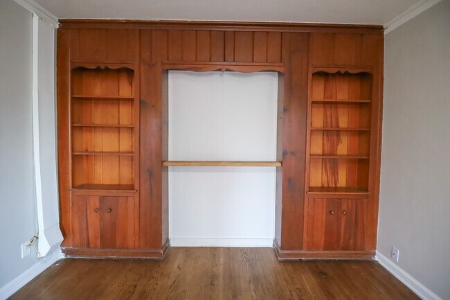 Building Photo - Section 8 Welcome! 2/1 Ready for Immediate Move In!!