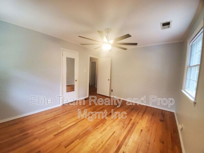 Building Photo - 4918 White Oak Rd