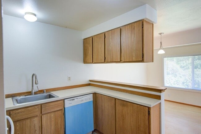 Building Photo - For Lease Edmonds - 900 Sq. Ft Two bed-One/Bath Duplex