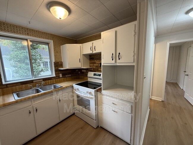 Building Photo - 900 Lakeview Pkwy