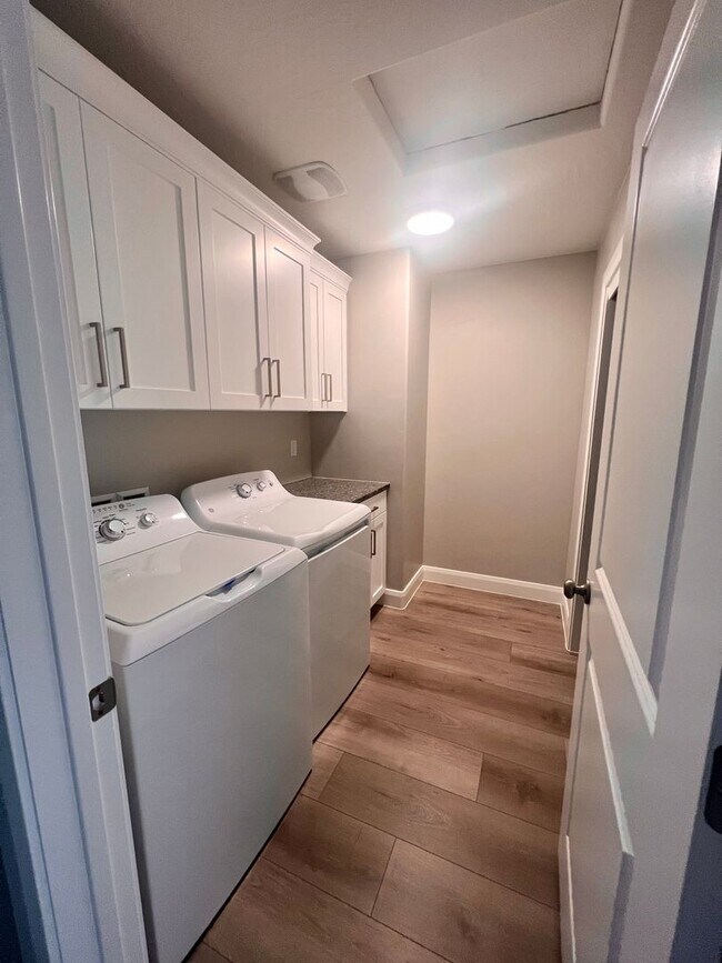 Building Photo - Beautiful newer 3 bedroom, 2.5 bathroom townhome! Amazing views!