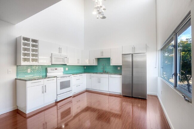 Building Photo - MODERN TOWNHOME, 2 EN SUITE BEDROOMS ON SEPARATE LEVELS, PRIVATE ROOF DECK WITH SUNSET VIEWS