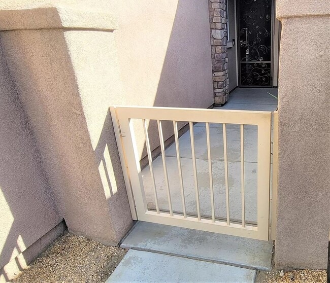 Building Photo - Hidden gem in prestigious community of Palm Desert - Convineant to access from everywhere.