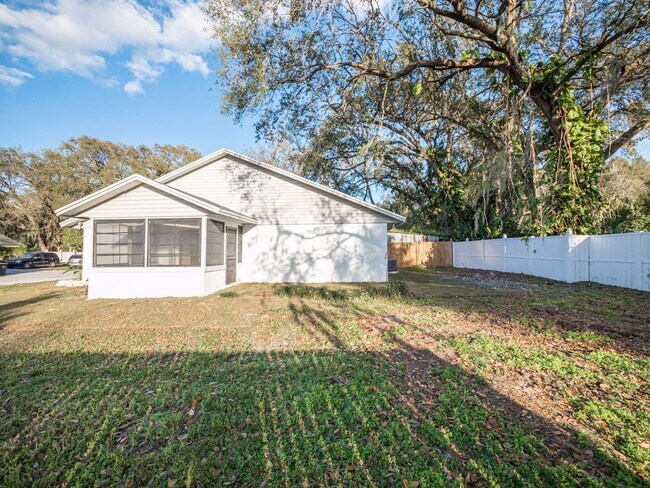 Building Photo - South Lakeland Duplex!