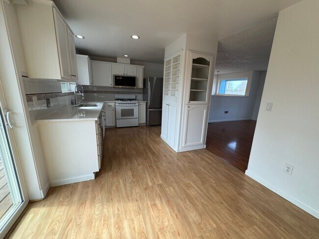 Building Photo - 4Bd/2.25Ba Kent House