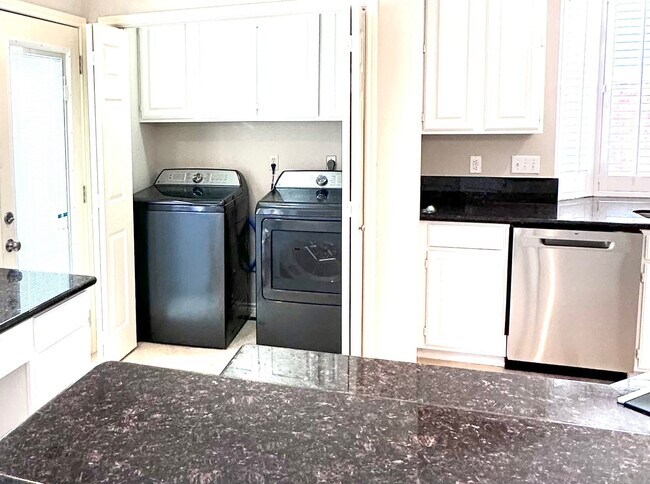 Building Photo - 15 Outervale Pl