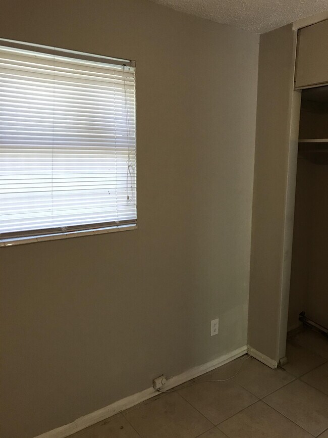 Building Photo - 2524 Red Robin Dr