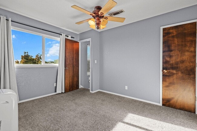 Building Photo - Large Family Home