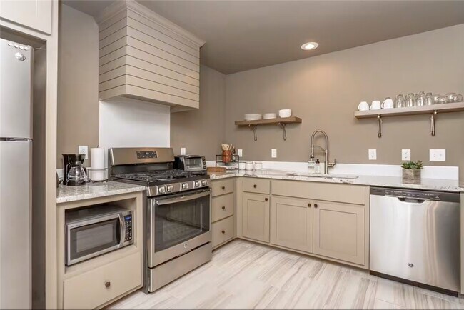 Building Photo - 303 NW F St