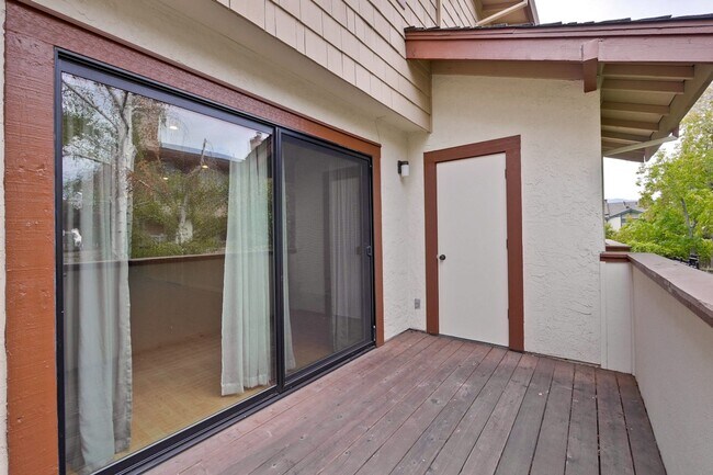 Building Photo - Popular Woodside Commons at Its Finest.