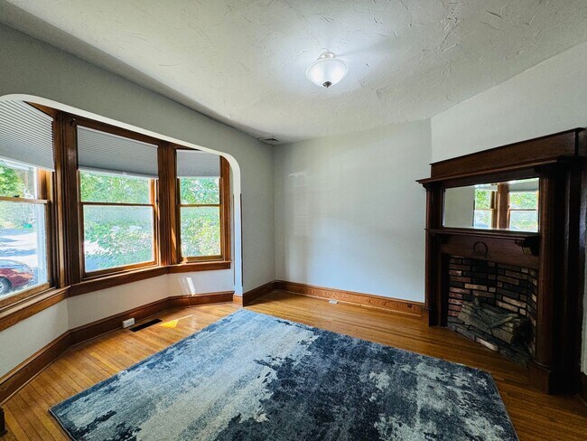 Building Photo - Beautifully Renovated 3 Bedroom Home in York