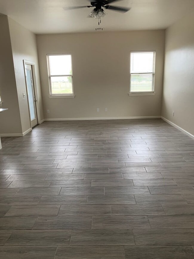 Building Photo - 3 bed, 2.5 bath home in the Enclave