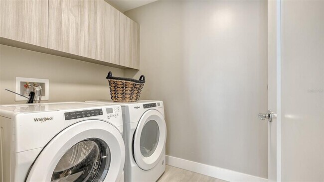 Building Photo - 301 QUAY Cmn