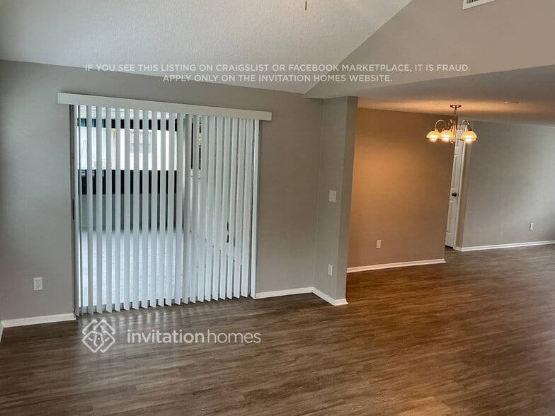 Building Photo - 16033 Villa Dr