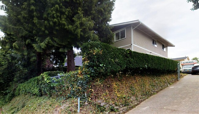 Building Photo - Charming Beacon Hill duplex close to Othel...