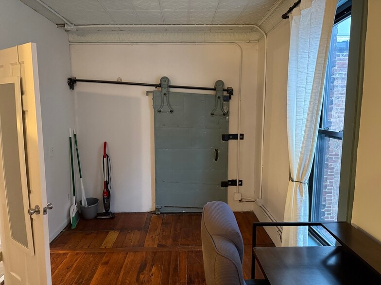 Building Photo - 27 Court St