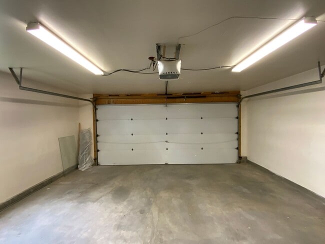 Building Photo - 2 Bedroom Single Story Home Available Near...