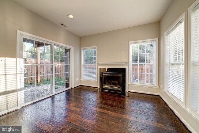 Building Photo - 42029 Bushclover Terrace