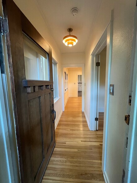 Front entry way - 1318 N McCadden Pl