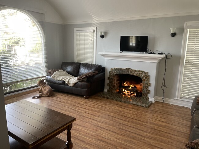 Living room - 3026 S West View St