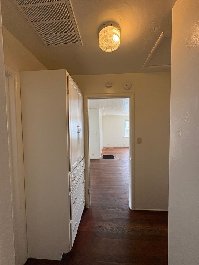 Building Photo - Cozy Home On Spacious Lot near Ballpark coming soon!