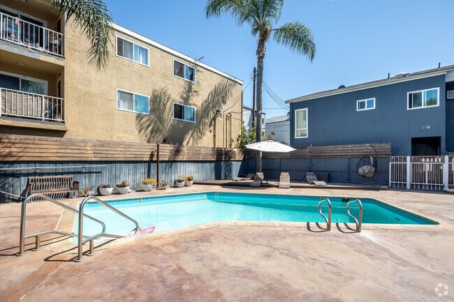 Building Photo - 1821 5th St.