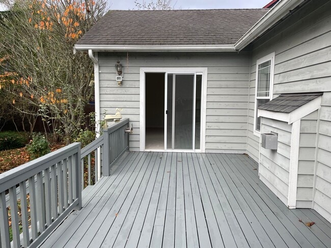 Building Photo - Lovely Home in Holmes Harbor with a Short Term Lease!