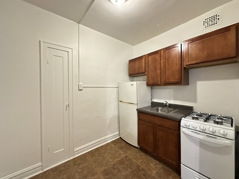 Building Photo - 4834 N Damen Ave