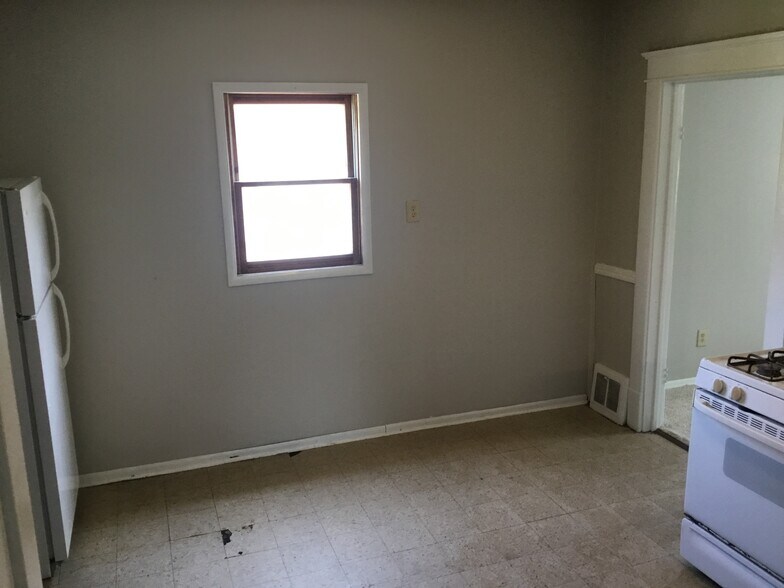 Building Photo - 1204 E 10th St