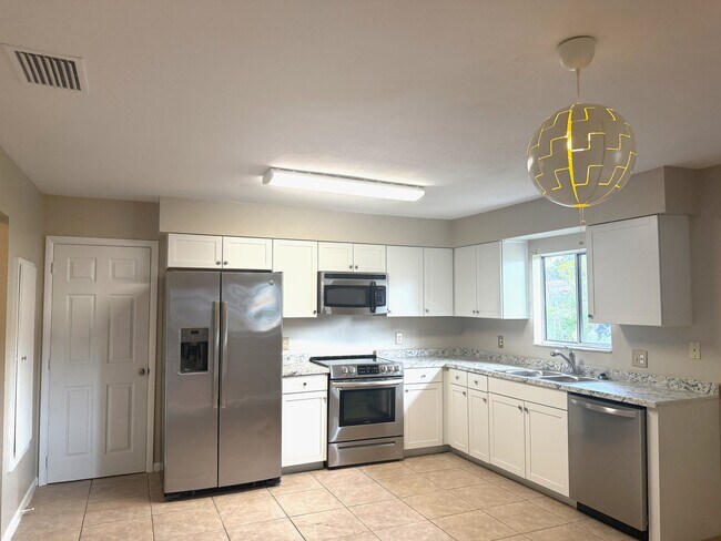 Building Photo - 232 Babson Dr