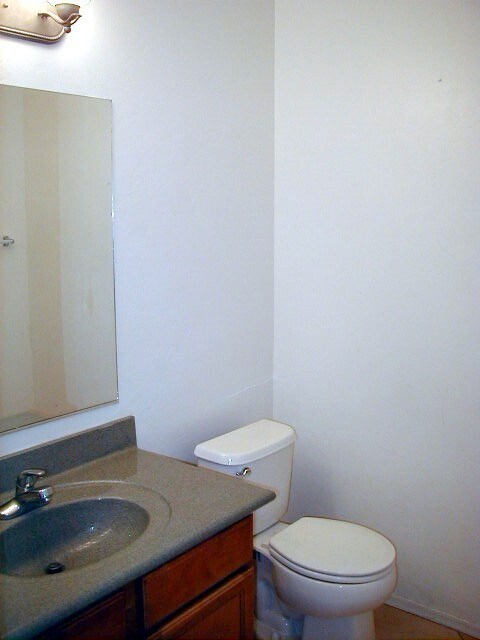 Building Photo - Large 4 bedroom home with Den - Corner lot...