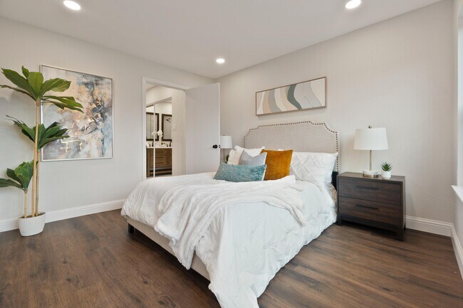 Building Photo - 4816 W Mockingbird Ln