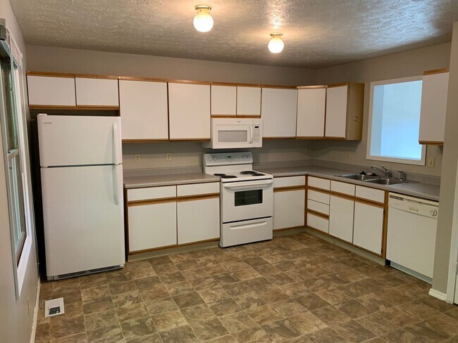 Building Photo - 1383 W Allen St